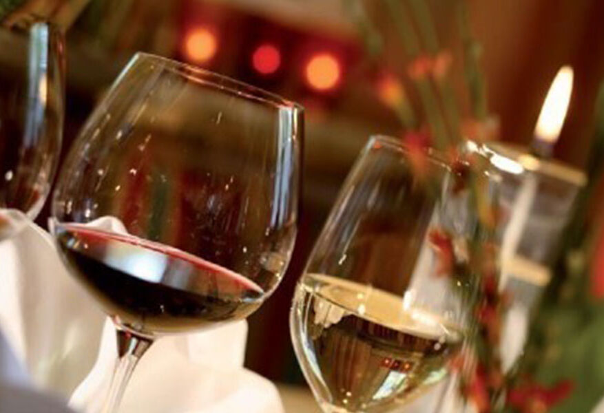 2 Wine glasses with red and white wine